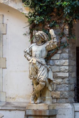 Kraliyet sarayının bahçesindeki heykeller.