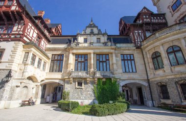 Güneşli bir günde eski kraliyet sarayı cephesi