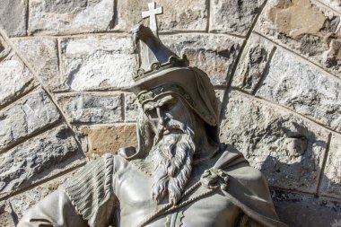 Kalenin yakınındaki kral savaşçısının heykeli.