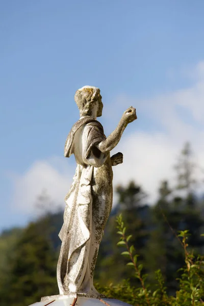 Estátua Pedra Antiga Com Musgo Jardim Velho — Fotografia de Stock