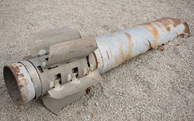 Roket fırlatıcı GRAD BM 21 yerde yatıyor