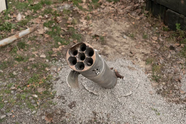 Raketenwerfer GRAD BM 21 liegt am Boden — kostenloses Stockfoto