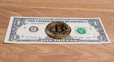Amerikan dolarının arka planında altın para bitcoin