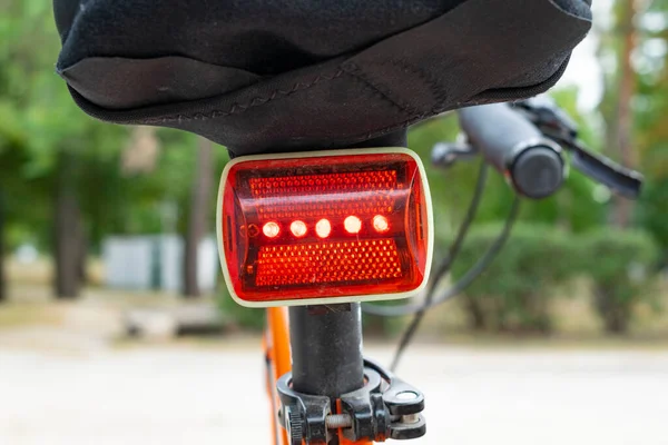 Bike Tail Light czerwony pod fotelem rowerowym — Zdjęcie stockowe