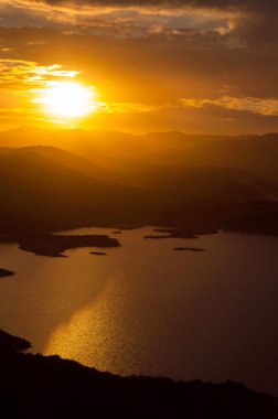 Gölde gün batımı