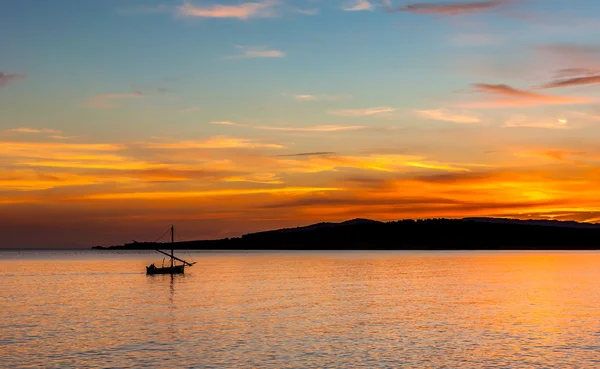 Fiskebåt vid solnedgången — Stockfoto