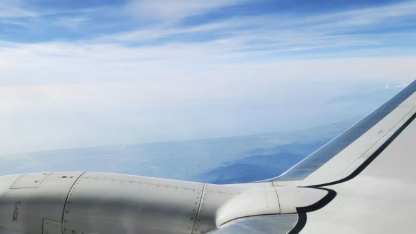 Vista Desde Ventana Del Avión Día Soleado Nublado — Vídeos de Stock