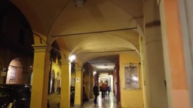 Geceleri Bologna 'nın atari salonlarında yürürken