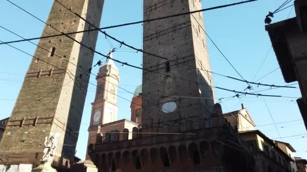 Bologna Daki Asinelli Garisenda Kulelerinin Eğik Manzarası — Stok video