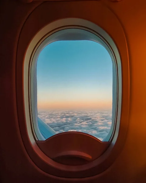 Ventana Avión Atardecer Con Nubes Suaves Fotos de stock