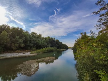 İtalya 'nın Bologna kenti yakınlarındaki Reno Nehri' nin sonbahardan sonraki manzarası.