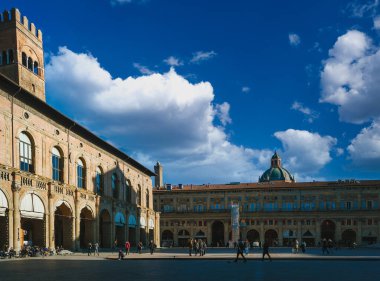 Sonbaharın güneşli bir gününde Bolonya, İtalya 'daki Piazza Maggiore manzarası