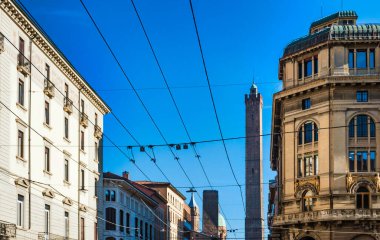 Güneşli bir günde Rizzoli üzerinden İtalya 'nın Bologna şehrindeki Asinelli kulesinin manzarası.