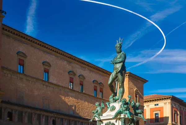 意大利波洛尼亚Maggiore广场的海王星喷泉在阳光灿烂的一天 — 图库照片