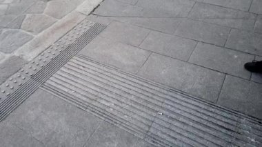 İtalya 'nın Bologna kentindeki Asinelli ve Garisenda kulelerinin eğik zaman gösterimi