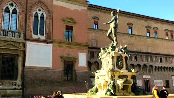 意大利博洛尼亚市的海王星雕像 阳光灿烂 — 图库视频影像