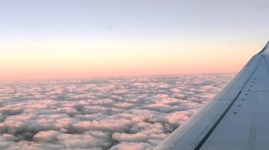 Şafakta uçan bir uçağın penceresinden manzara