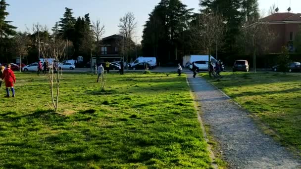 Παιδιά Παίζουν Ποδόσφαιρο Στο Πάρκο Μέσα Στην Πόλη Ένα Απόγευμα — Αρχείο Βίντεο