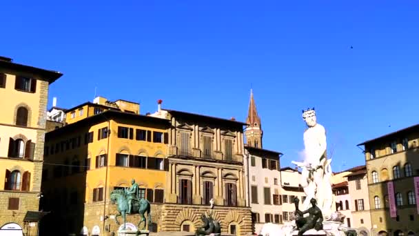 フィレンツェのネプチューン像は 晴れた日に Signoria広場に位置しています — ストック動画