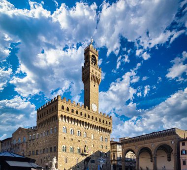 Baharın güneşli ve bulutlu bir gününde Floransa 'da palazzo vecchio