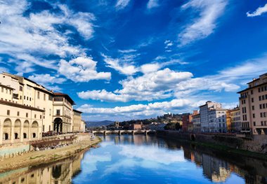 Baharın güneşli ve bulutlu bir gününde Floransa 'daki Arno Nehri manzarası