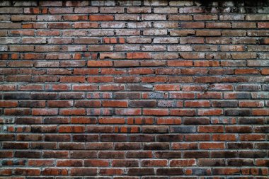 Eski, kirli tuğla duvar yüzeyi. Soyut fayanslı tuğla işçiliği arka planı ve deseni.