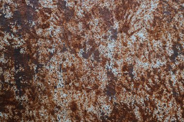 Çizikler ve çatlaklarla eski paslı metal dokusu. Eskimiş koyu renkte bir metal arkaplan.