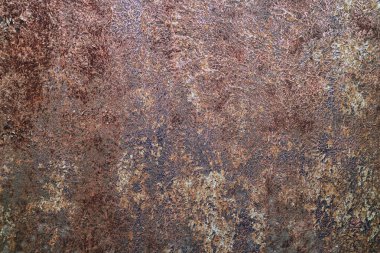 Çizikler ve çatlaklarla eski paslı metal dokusu. Eskimiş koyu renkte bir metal arkaplan.