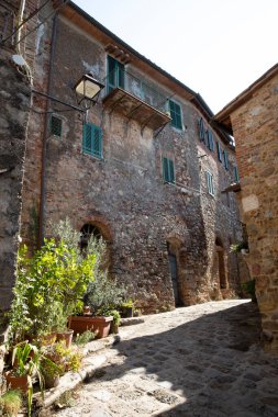 Monticiano (SI), İtalya - 01 Ağustos 2021: Monticiano evleri ve köy manzarası, Toskana, İtalya