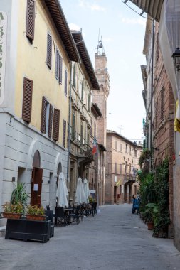 Buonconvento (SI), İtalya - 01 Ağustos 2021: Buonconvento evleri ve köy manzarası, Toskana, İtalya