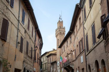 Buonconvento (SI), İtalya - 01 Ağustos 2021: Buonconvento evleri ve köy manzarası, Toskana, İtalya