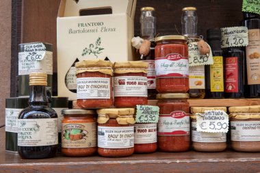 Montepulciano (SI), İtalya - 02 Ağustos 2021: Montepulciano kasabası, Toskana, İtalya