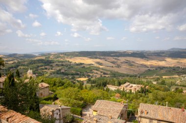 Montepulciano (SI), İtalya - 02 Ağustos 2021: Montepulciano, İtalya 'daki tepelerin manzarası
