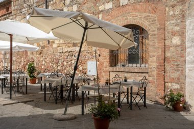 Montepulciano (SI), İtalya - 02 Ağustos 2021: Montepulciano ev ve kasaba, Toskana, İtalya