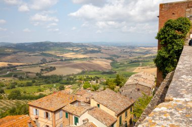 Montepulciano (SI), İtalya - 02 Ağustos 2021: Montepulciano, İtalya 'daki tepelerin manzarası