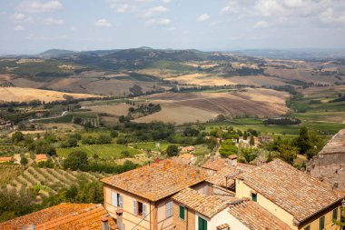 Montepulciano (SI), İtalya - 02 Ağustos 2021: Montepulciano, İtalya 'daki tepelerin manzarası