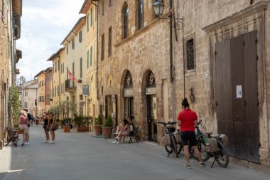 San Quirico d 'Orcia (SI), İtalya - 05 Ağustos 2021: San Quirico d' Orcia ev ve kasabası, Toskana, İtalya