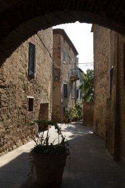 Castelgurio (SI), İtalya - 08 Ağustos 2021: Castelgurio evleri ve kasabası, Toskana, İtalya