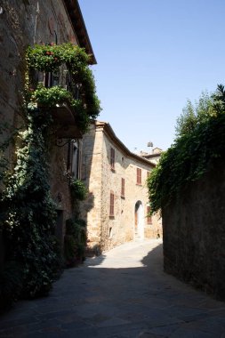 Castelgurio (SI), İtalya - 08 Ağustos 2021: Castelgurio evleri ve kasabası, Toskana, İtalya