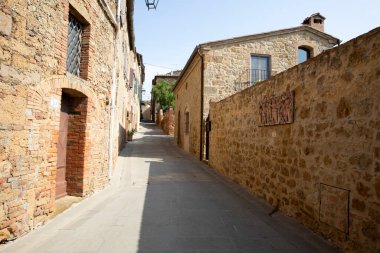 Castelgurio (SI), İtalya - 08 Ağustos 2021: Castelgurio evleri ve kasabası, Toskana, İtalya