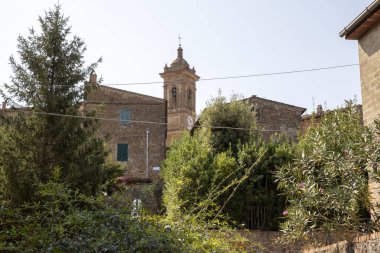 Castelgurio (SI), İtalya - 08 Ağustos 2021: Castelgurio evleri ve kasabası, Toskana, İtalya