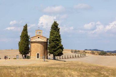 San Quirico d 'Orcia (SI), İtalya - 05 Ağustos 2021: Cappella della Madonna di Vitaleta, Toskana, İtalya