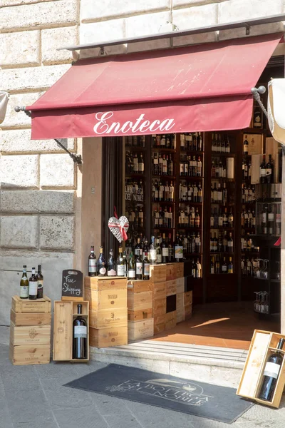 Montepulciano (SI), İtalya - 02 Ağustos 2021: Montepulciano kasabası, Toskana, İtalya