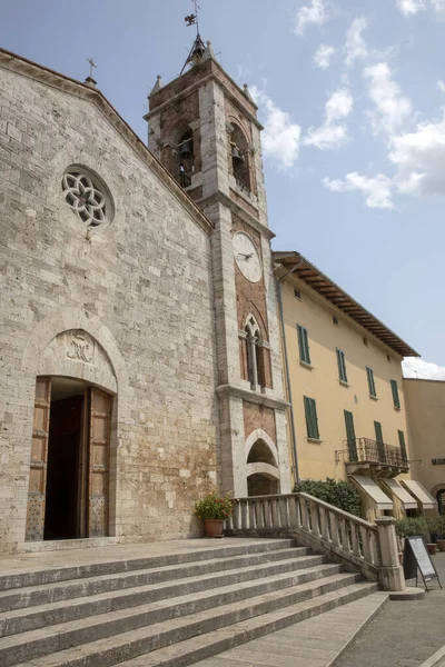 San Quirico d 'Orcia (SI), İtalya - 05 Ağustos 2021: San Quirico d' Orcia, Tuscany, İtalya