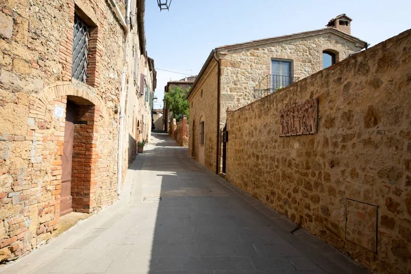 Castelgurio (SI), İtalya - 08 Ağustos 2021: Castelgurio evleri ve kasabası, Toskana, İtalya