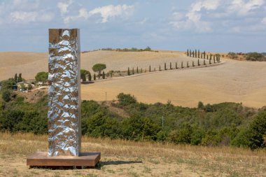 San Quirico d 'Orcia (SI), İtalya - 05 Ağustos 2021: Cappella della Madonna di Vitaleta, Toskana, İtalya yakınlarındaki heykel