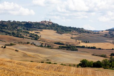 San Quirico d 'Orcia (SI), İtalya - 05 Ağustos 2021: Cappella della Madonna di Vitaleta yakınlarındaki manzara, Toskana, İtalya