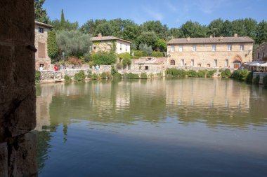Bagno Vignoni, San Quirico d 'Orcia (SI), İtalya - 10 Ağustos 2021: Bagno Vignoni köy manzaralı, Toskana, İtalya