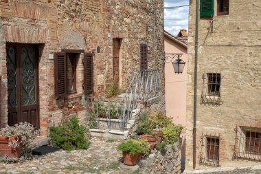 Castiglione d 'Orcia (SI), İtalya - 10 Ağustos 2021: Castiglione d' Orcia köyü ve evleri, Toskana, İtalya