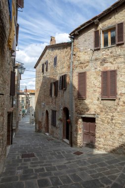Castiglione d 'Orcia (SI), İtalya - 10 Ağustos 2021: Castiglione d' Orcia köyü ve evleri, Toskana, İtalya